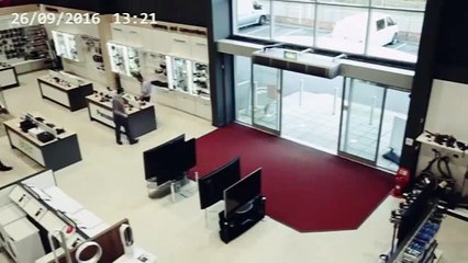 Distrugge le TV del punto vendita per errore