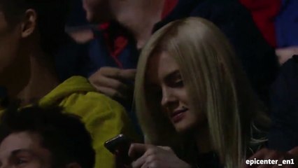 Kameramani tërheq vëmendjen e bukuroshes  në publik me një formë të veçantë