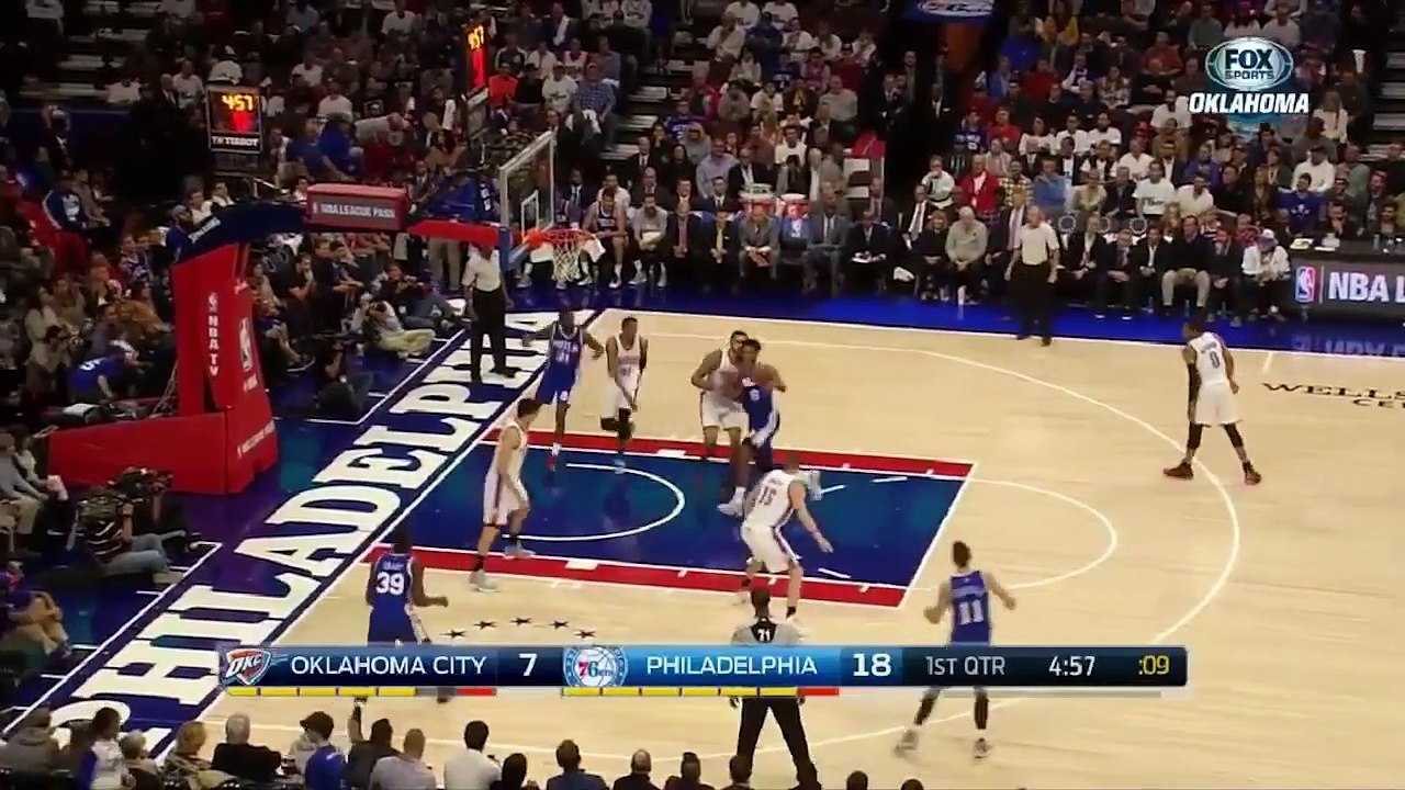 Un fan des 76ers félicite à sa manière Russell Westbrook -  Thunder vs Sixers - 26/10/2016