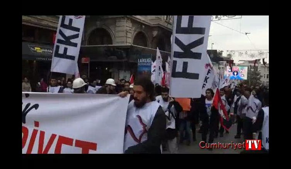 Taksim'de Cumhuriyet yürüyüşü "Saltanat sevdalılarına geçit yok!"