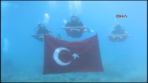 Fethiye Dalgıçların Ellerinde Türk Bayraklarıyla Deniz Dibinde Geçit Töreni Gerçekleştirdi