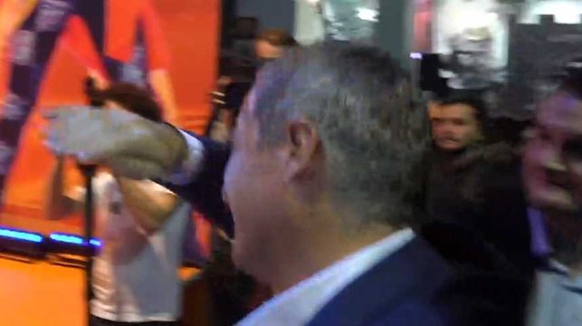 Le dab de Nicolas Dupont-Aignan à la Paris Games Week