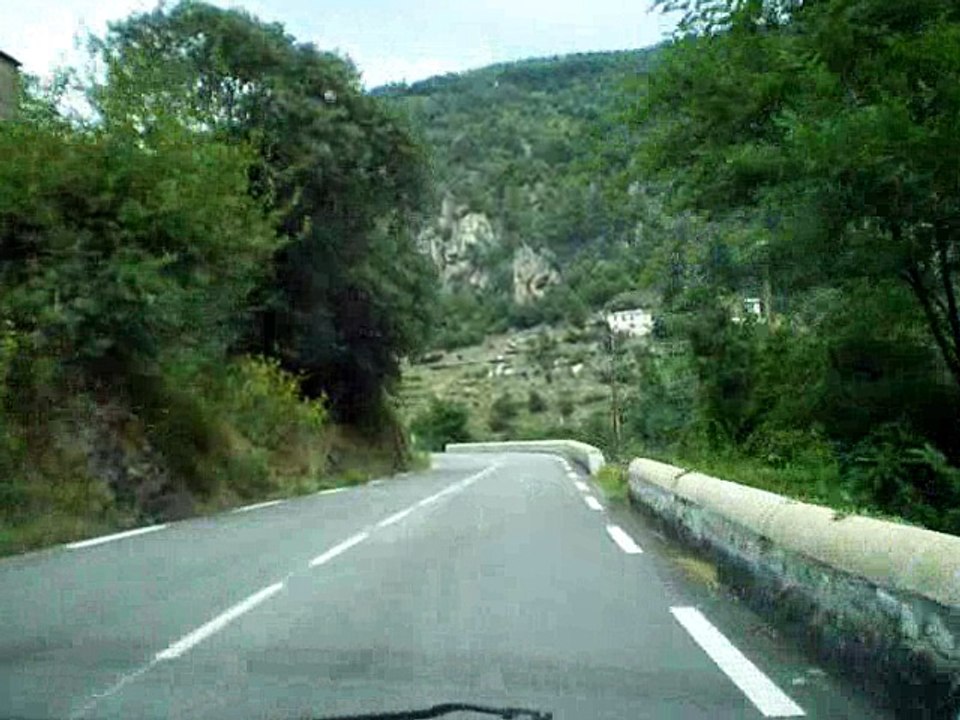 Traversée de la vallée de l'Eyrieu en Ardèche, France