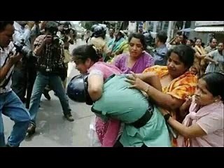 एक आदमी को लोग मिलकर मर देते है। इंसानियत नही है लोगो में।