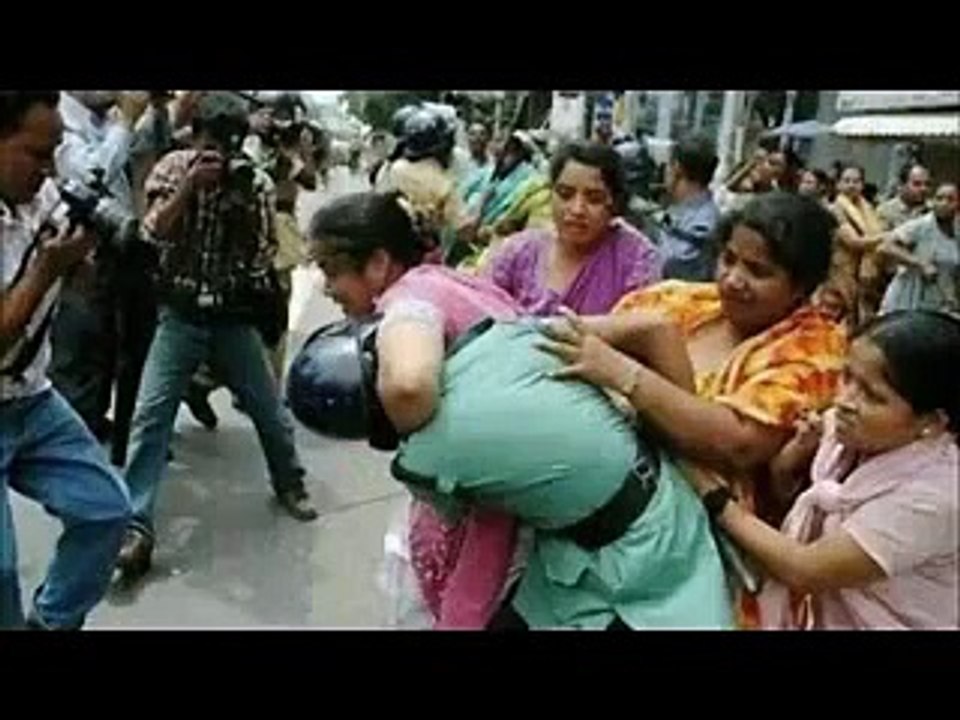 एक आदमी को लोग मिलकर मर देते है। इंसानियत नही है लोगो में।