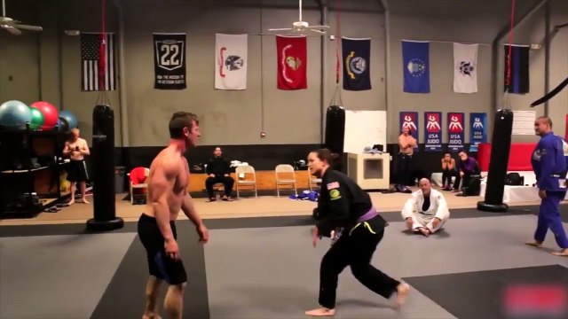Voici un bodybuilder qui regrettera d'avoir défier des ceintures noires de Ju-jitsu brésilien