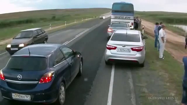 Un Bus si ferma all'improvviso, quello che succede nell'altra corsia vi lascerà a bocca aperta!