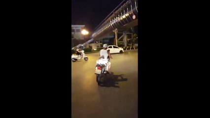 Il se promène à moto avec 4 chats