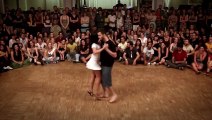 Он пригласил эту девушку на танцевальную площадку. То, что она выдала, — просто невероятно!!