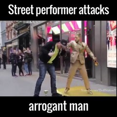 Il n'aurait pas dû embêter cet artiste de rue