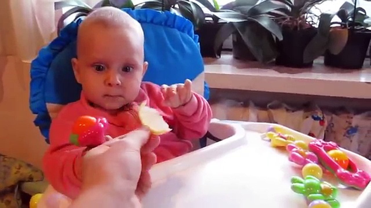 اتحداك انك ما تضحك اطفال اول مره يجربو الليمون بجد هتموت من الضحك