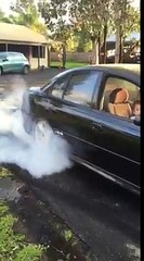 Un enfant de 5 ans fait un burn avec la voiture de son père