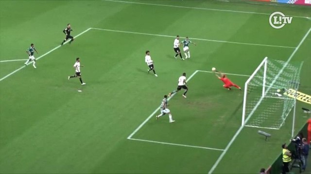 Walter se destaca com boas defesas no Corinthians