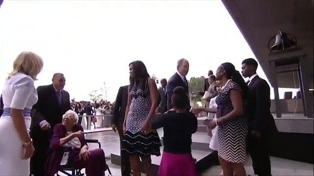 Quand George W. Bush demande à Obama de la prendre en photo... Tranquille le gars!