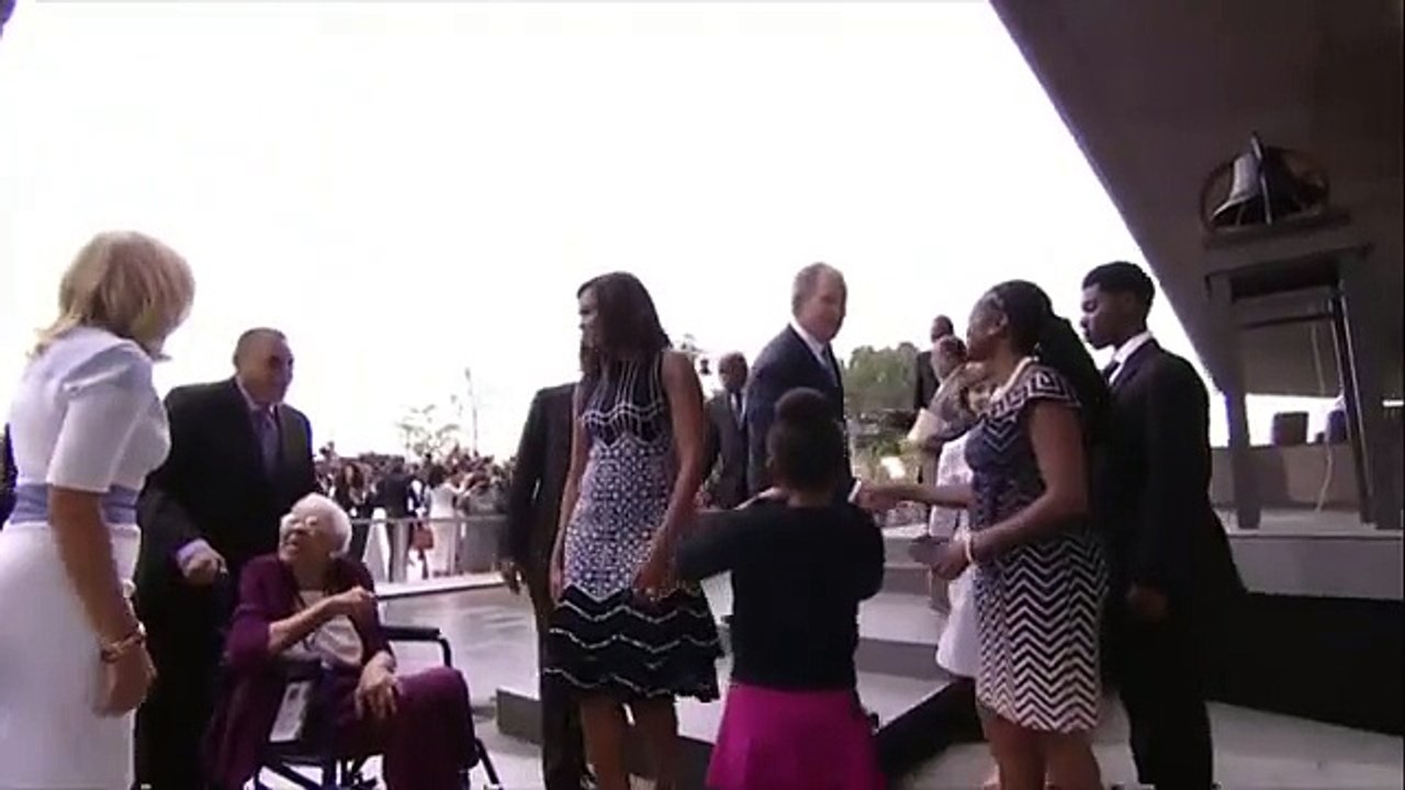 Quand George W. Bush demande à Obama de la prendre en photo... Tranquille le gars!