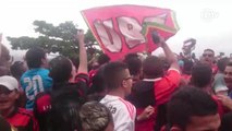 Torcida faz a festa e apoia o Flamengo antes de embarque para São Paulo