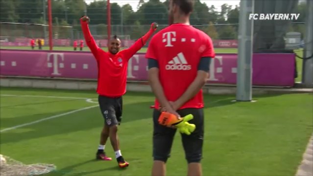 Arturo Vidal With Awesome Trick Shot At Bayern Training!