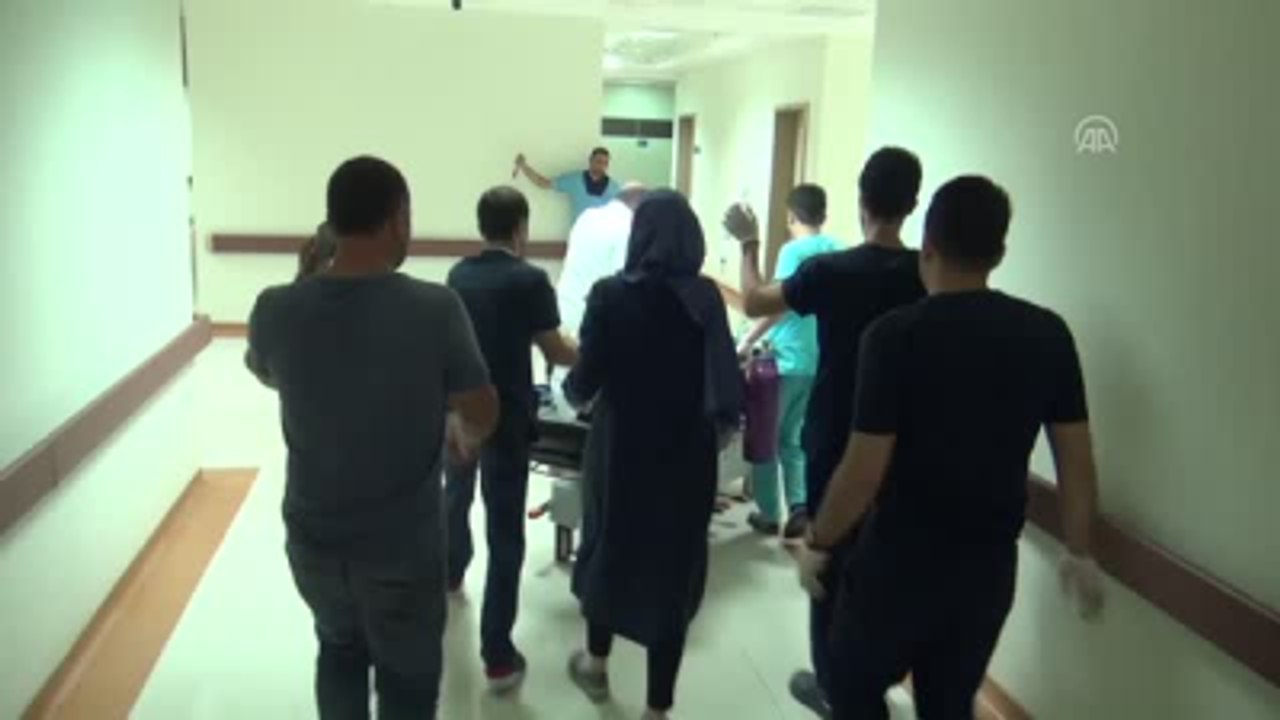 Korucu, Temizlediği Silahının Ateş Alması Sonucu Yaralandı
