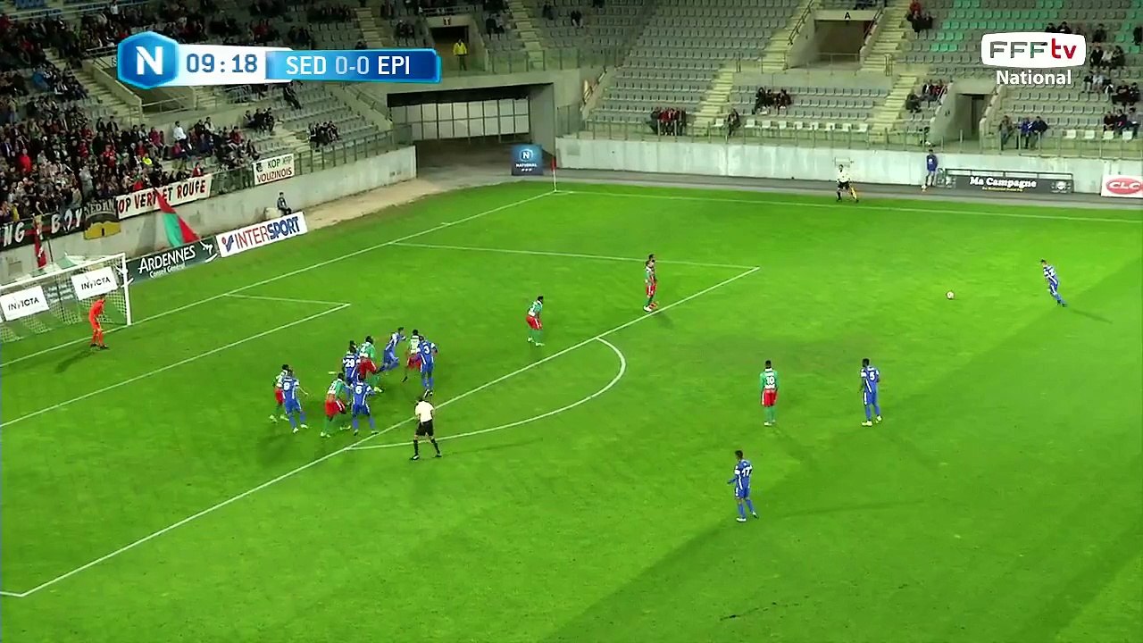 Coup franc repoussé par Mayens puis repris dans la surface par Diawara, au dessus