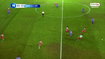 Beau ballon piqué par dessus la défense sedannaise, arrêté par Mayens