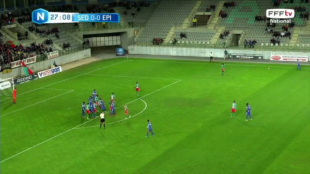 Coup franc, repris par 2 fois, mais aucune frappe n'est cadrée