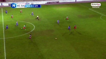 Tentative de frappe lointaine, trop écrasée et sur la gauche des buts de Mayens