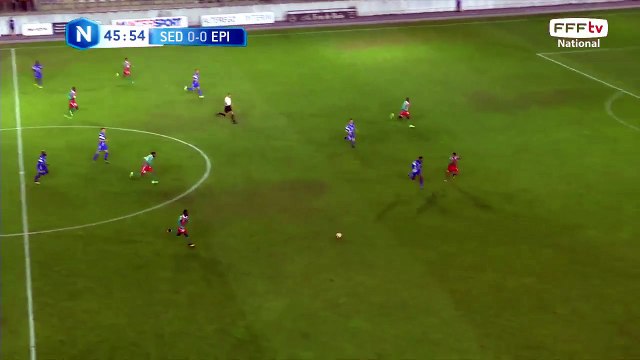 Tentative de frappe lointaine, trop écrasée et sur la gauche des buts de Mayens