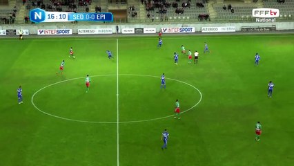 Accélération sedannaise sur le côté gauche mais la passe est mal ajustée