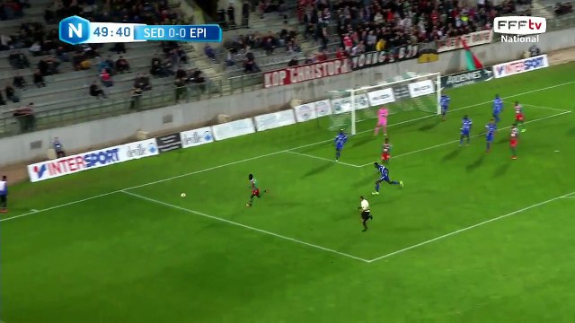 Corner dévié dans la surface, puis repris mais arrêté par Robin