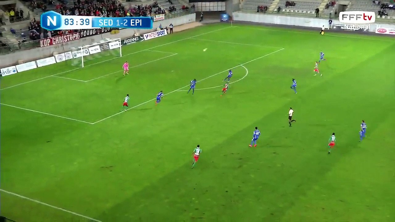 Gros cafouillage à l'entrée de la surface spinalienne, qui amènera un coup franc pour les sedannais