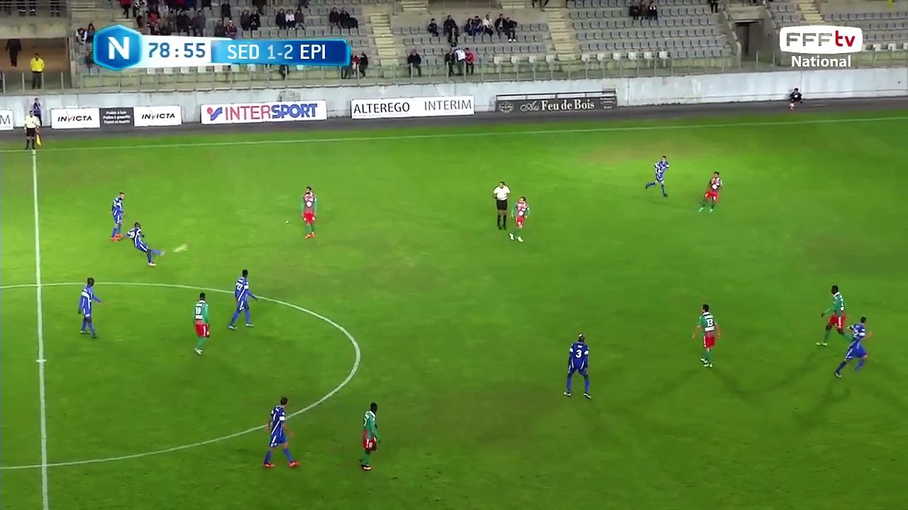 Coup franc suivi d'un ballon dangereux dans la...