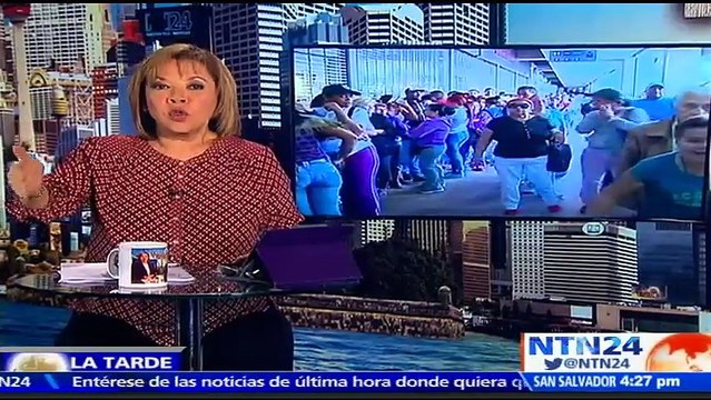 Venezolanos venden su ropa y artículos usados en las calles de Caracas para salir de la crisis económica