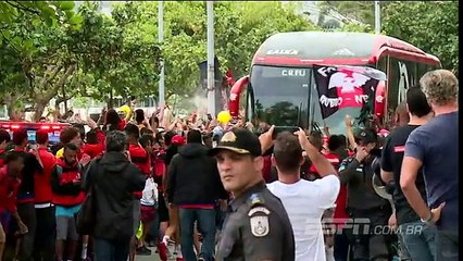 Virou tradição Flamenguistas fazem festa antes do embarque d