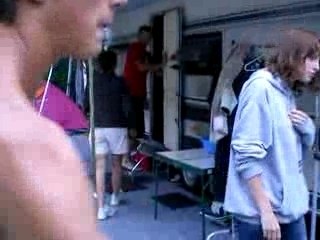 comme sa j'peus  sauter  dans les buissons