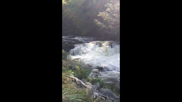 Ce taré se jette dans une chute d'eau avec sa bouée... Fail