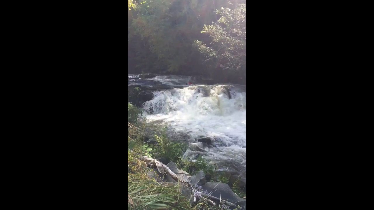 Ce taré se jette dans une chute d'eau avec sa bouée... Fail