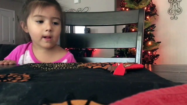 Cette fillette ne résiste pas à un bon Kit kat ... ahaha