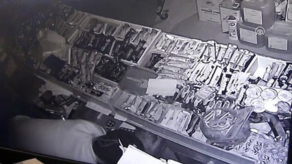 Marketten hırsızlık güvenlik kamerasında