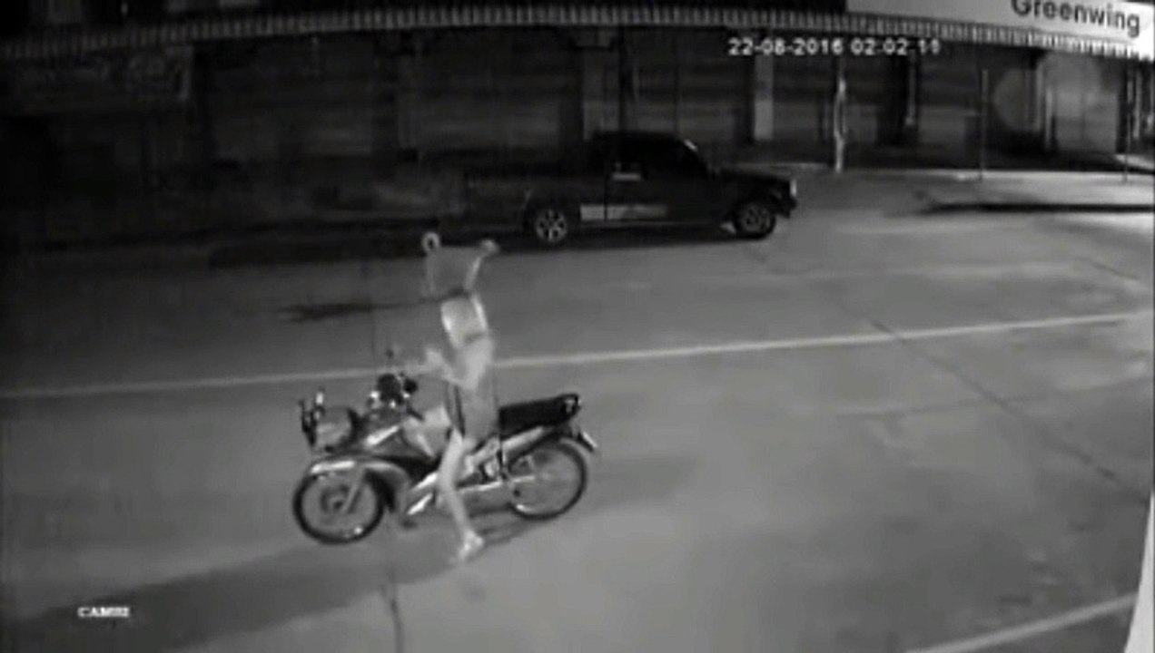 Quand une blonde en moto s'arrête pour téléphoner !