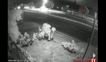 Köpeğe çarpan motosikletli yere düştü, üzerinden otomobil geçti