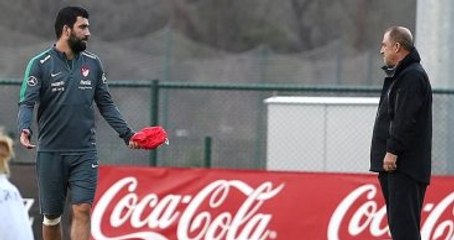 Arda Turan İdmanda Antrenman Yeleğini Fatih Terim'in Üzerine Attı