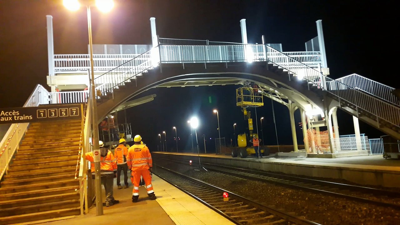 Abbeville: pose d'une nouvelle passerelle à la gare