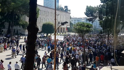 protesta kunder importit te plehrave