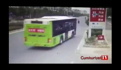 Feci kaza anı kamerada: Bir motosiklete 4 kişi binerse...