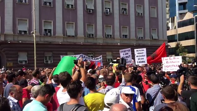 Protesta para kryeministrise kunder importit te plehrave.