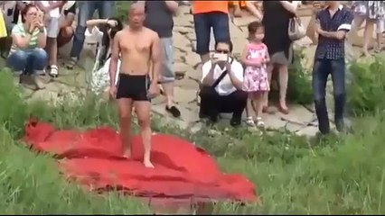 Su üstünde 125 metre yürüdü, izleyenler şaştı kaldı