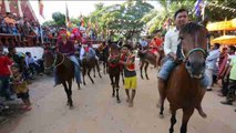 Carreras de búfalos y caballos en Camboya para celebran el fin del Festival de la Muerte