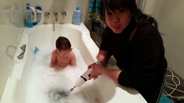 Cette maman donne le bain à son bébé, mais sa manière de le faire va sûrement vous choquer !