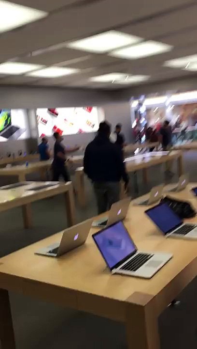 Disgruntled Apple customer smashes up store every phone