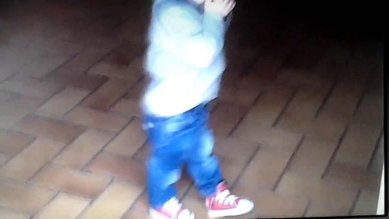 Ce bébé joue  à se faire peur